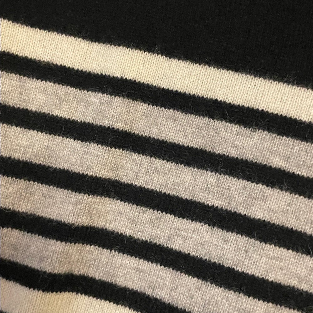 NWT Cashmere v-neck sweater - Picture 4 of 9